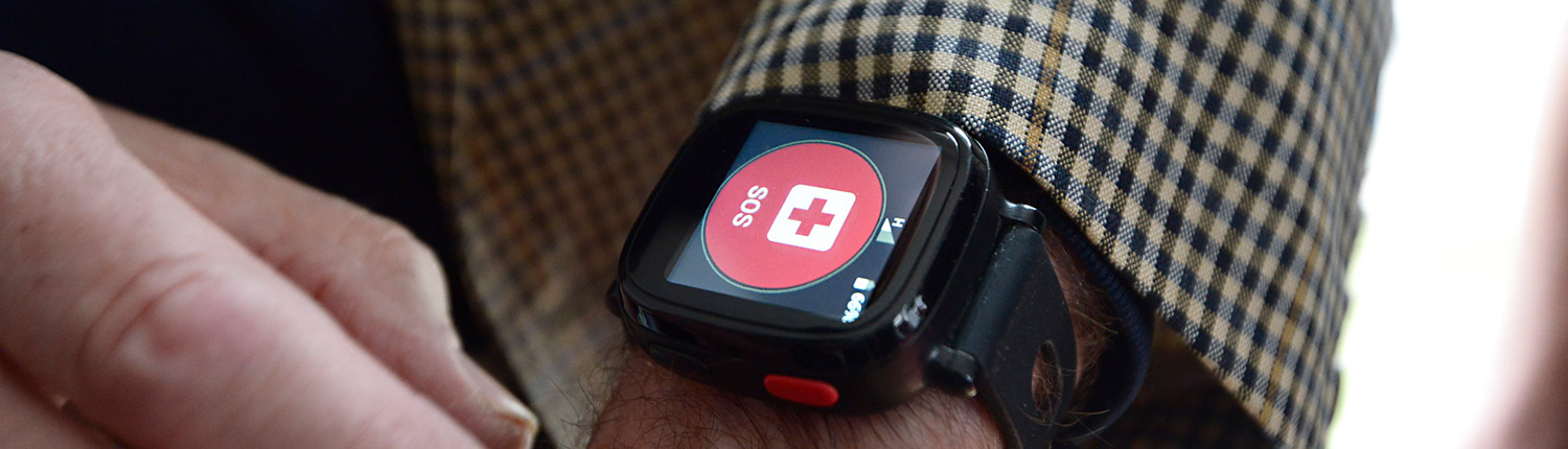 Senior testet die WAALTeR-Smart Watch mit Notrufknopf (Alexandra Kromus / PID)