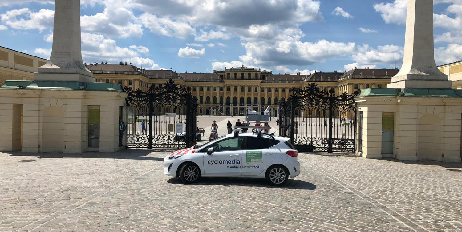 Vermessungsfahrzeug vor dem Schloss Schönbrunn