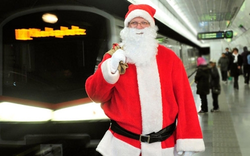 Weihnachtsmann in U-Bahn