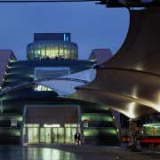 Hohes Design-Gebäude mit Stiegen und verglastem Kaffeehaus am Dach