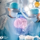 3 Ärzte mit moderner Technologie schauen auf ein virtuelles 3D-Gehirn, das zwischen ihnen schwebt.