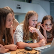 Mädchen vor einem Computer