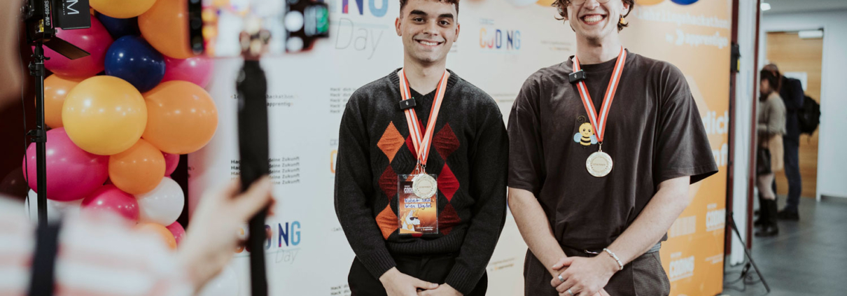 2 junge Männer mit Medaillen um den Hals