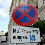 Verkehrsschild Parkverbot mit Zusatztafel