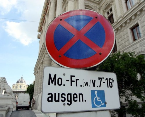 Verkehrsschild Parkverbot mit Zusatztafel