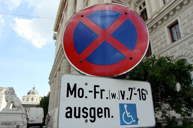 Verkehrsschild Parkverbot mit Zusatztafel