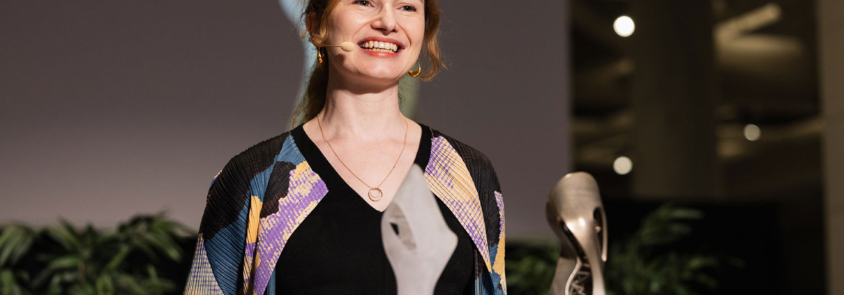 Lachende Frau auf Bühne