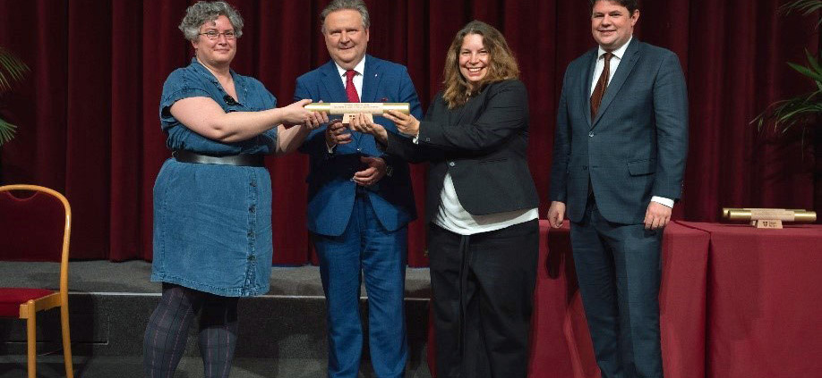 Bürgermeister Ludwig überreicht einen Preis.
