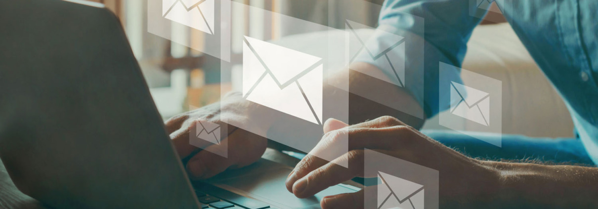 Hände auf Laptop, grafische Briefsymbole