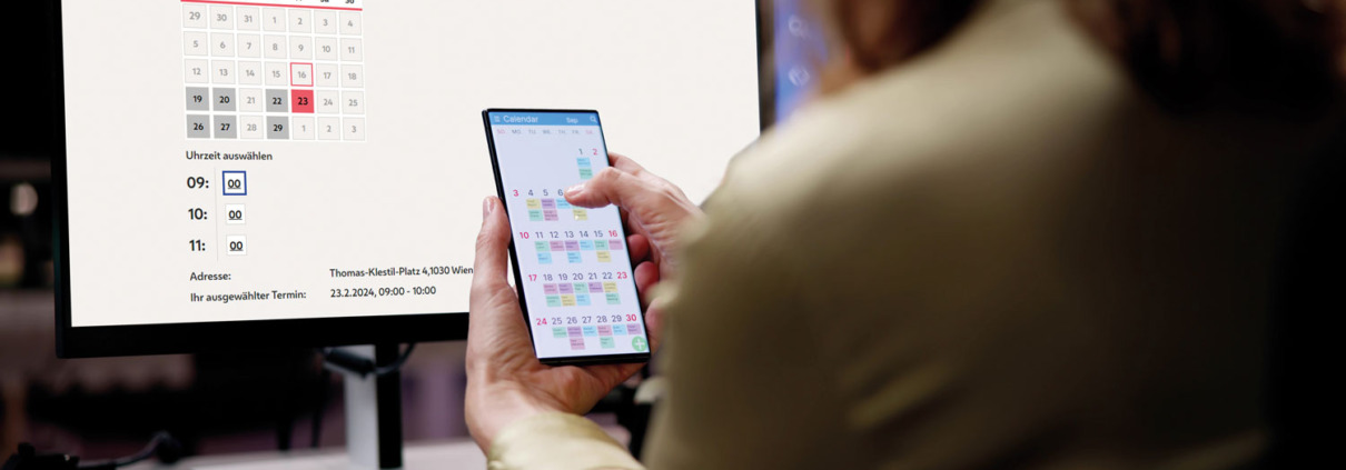 Frau vor Bildschirm, am Bildschirm Kalender-Anwendung zur Terminplanung