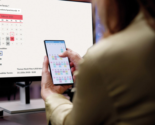 Frau vor Bildschirm, am Bildschirm Kalender-Anwendung zur Terminplanung