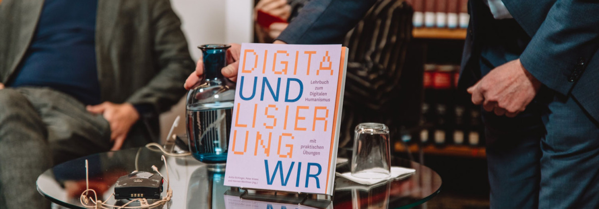 Buch-Cover, im Hintergrund Menschen