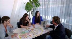 2 Frauen und 2 Männer an einem Besprechungstisch