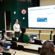 Vortragende und Kurs-Teilnehmerinnen in einem Schulungsraum