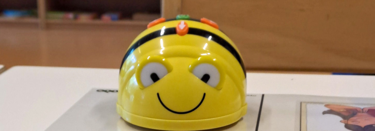 "Bee-Bot", kleiner gelber Roboter mit freundlichem Gesicht und schwarzen Streifen