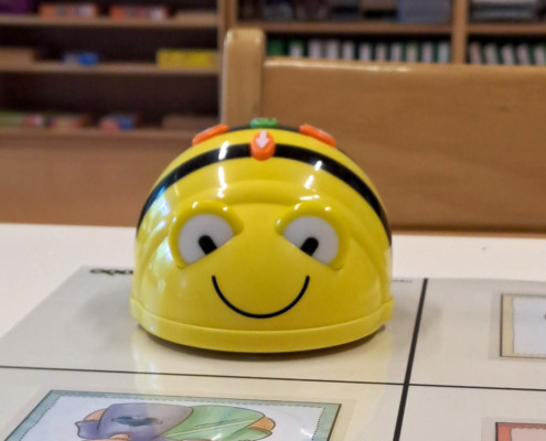 "Bee-Bot", kleiner gelber Roboter mit freundlichem Gesicht und schwarzen Streifen