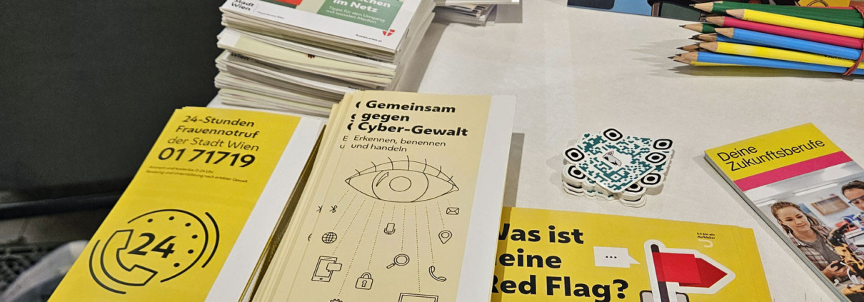 Informationsbroschüren auf einem Tisch