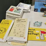 Informationsbroschüren auf einem Tisch