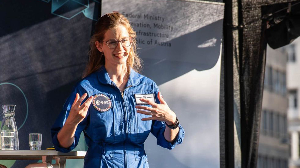 Frau in Astronautenanzug spricht