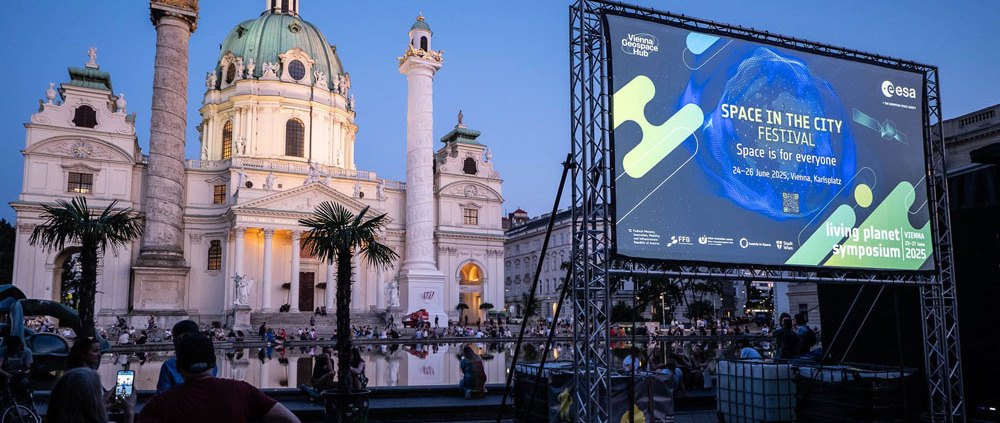 Karlskirche, daneben Schild Space in the City
