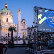 Karlskirche, daneben Schild Space in the City
