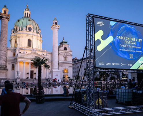 Karlskirche, daneben Schild Space in the City