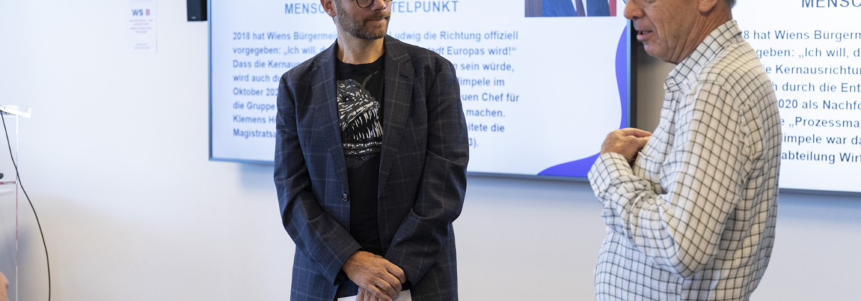 2 Männer vor elektronischen Tafeln
