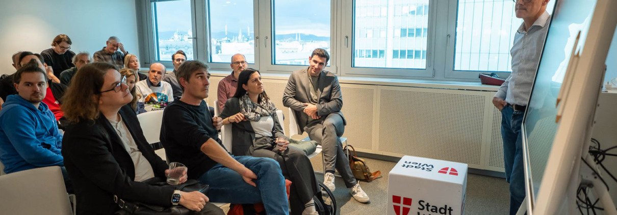 Gruppe bei Vortrag, Vortragender vor Smartboard