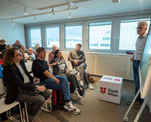Gruppe bei Vortrag, Vortragender vor Smartboard