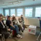 Gruppe bei Vortrag, Vortragender vor Smartboard