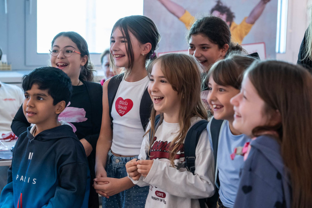 Schüler*innen lachen