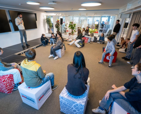 Gruppe von Schüler*innen, Vortragender