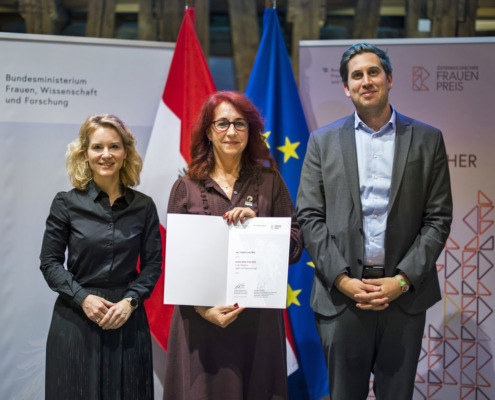 2 Frauen, 1 Mann bei Preisverleihung