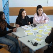 4 Junge Frauen an einem Tisch