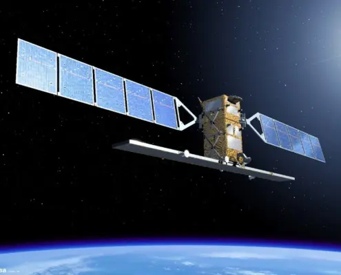 Goldfarbener Satellit mit ausgefahrenen Sonnensegeln