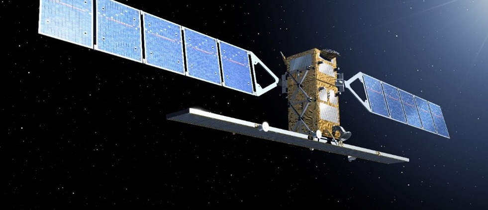 Goldfarbener Satellit mit ausgefahrenen Sonnensegeln