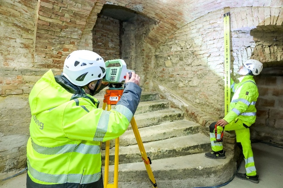 Projekt RAVEN - Mit Satelliten die Stadt im Blick © Christian Fürthner 2 Männer vermessen einen Keller