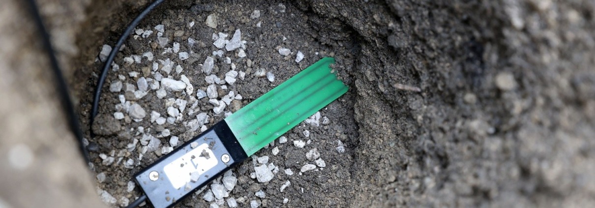 Sensor in einem Loch in der Erde