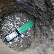 Sensor in einem Loch in der Erde