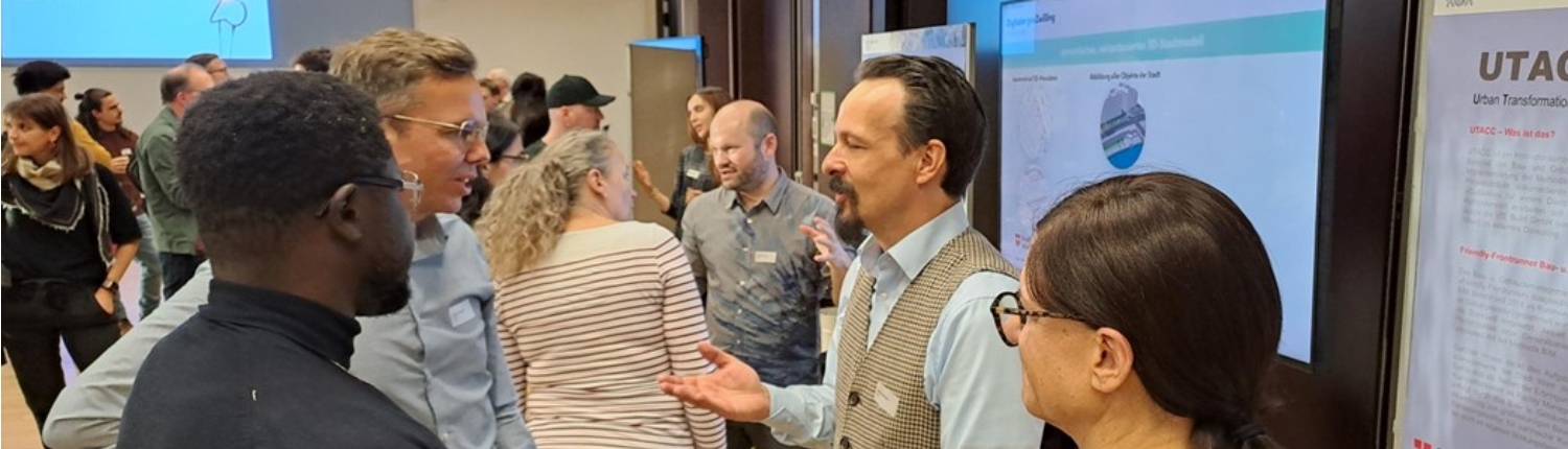 Menschen unterhalten sich bei einem Treffen.