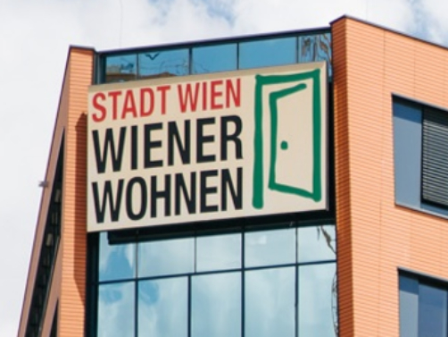 Haus mit Schild "Stadt Wien - Wiener Wohnen"