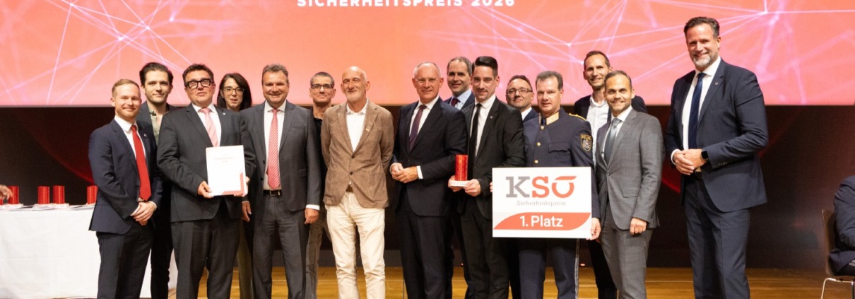 Eine Gruppe von Menschen auf einer Bühne nimmt einen Preis entgegen.